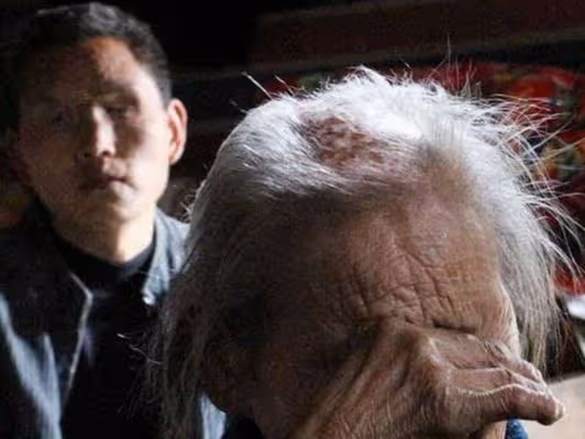 前妻弄丟兒子含恨離世,繼女帶男友回家,看見來的人淚目