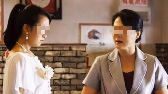 來例假躺床上沒做飯,婆婆小姑進房找俺,小姑掀開被子俺要報警
