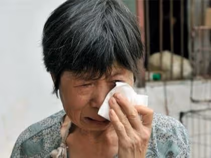 去農村婆家吃飯,婆婆只做麵條,看到她的手,含淚吃下麵條