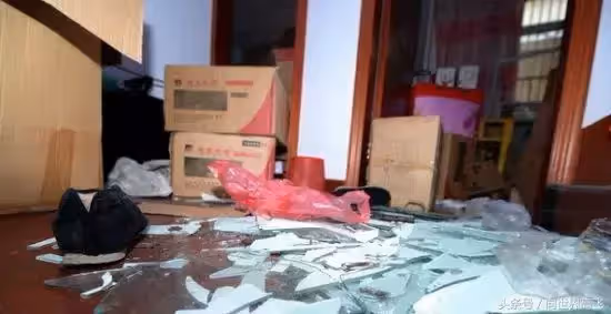 老婆去世,我全心照顧岳母,臨終前她給我一套房子,我進去全砸了