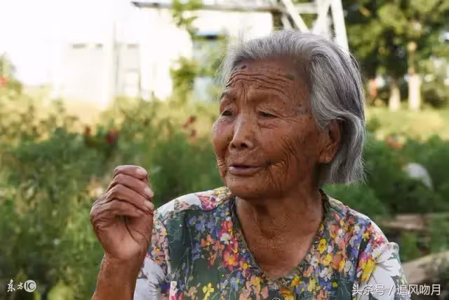 父親意外過世後母親便改嫁沒再回來,我恨她20年,奶奶臨終前卻說出隱藏多年的秘密