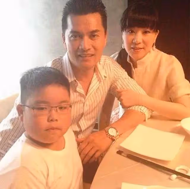 不老男神呂良偉，娶3任妻子，尋根問祖多年終於在湛江找到了鄉親