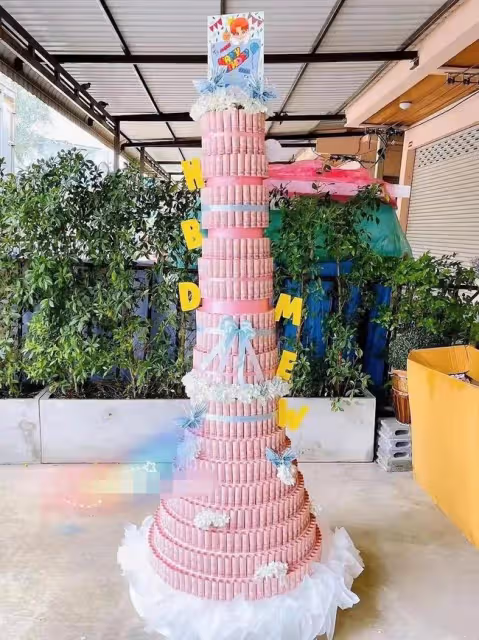 泰男星中國粉絲頂風集資!用錢堆兩米高蛋糕,鈔票做禮物裝滿卡車