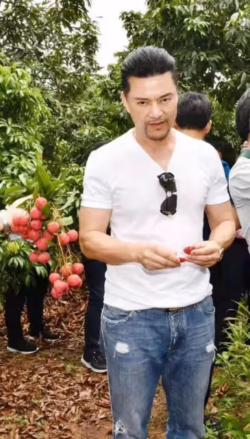 不老男神呂良偉，娶3任妻子，尋根問祖多年終於在湛江找到了鄉親