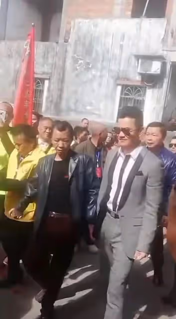 不老男神呂良偉，娶3任妻子，尋根問祖多年終於在湛江找到了鄉親