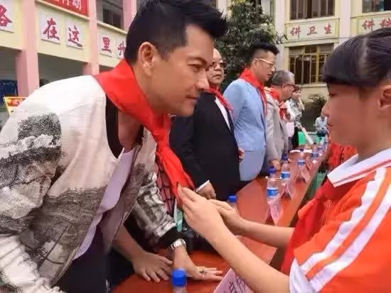 不老男神呂良偉，娶3任妻子，尋根問祖多年終於在湛江找到了鄉親