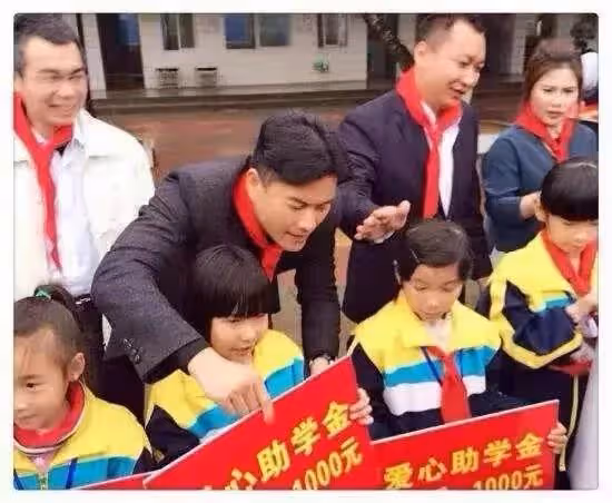 不老男神呂良偉，娶3任妻子，尋根問祖多年終於在湛江找到了鄉親