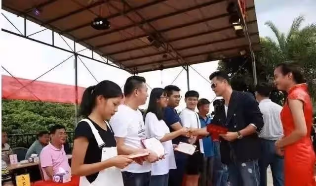 不老男神呂良偉，娶3任妻子，尋根問祖多年終於在湛江找到了鄉親