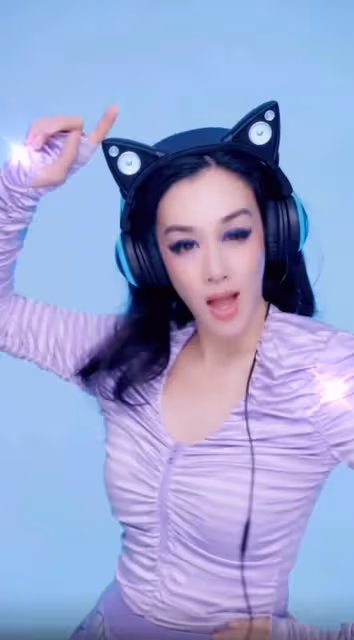鍾麗緹網上曬近況,帶塑膠手套搓碟,帶貓貓耳機化身性感DJ