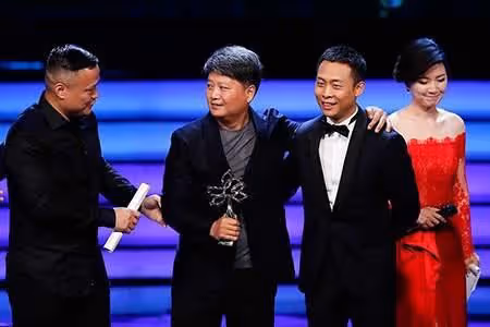 演員張譯高情商獲獎感言名場面,回答滴水不漏