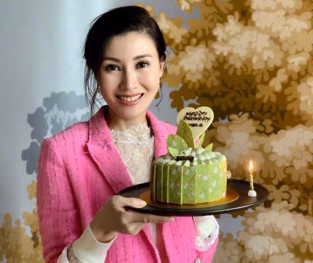 李嘉欣10歲兒子在網上賣衣服賺錢，傳成年後一次性繼承400億財產