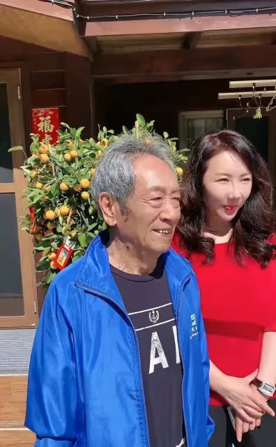78歲王奎榮罕露面,白髮蒼蒼老年斑明顯,與38歲嬌妻同框似父女