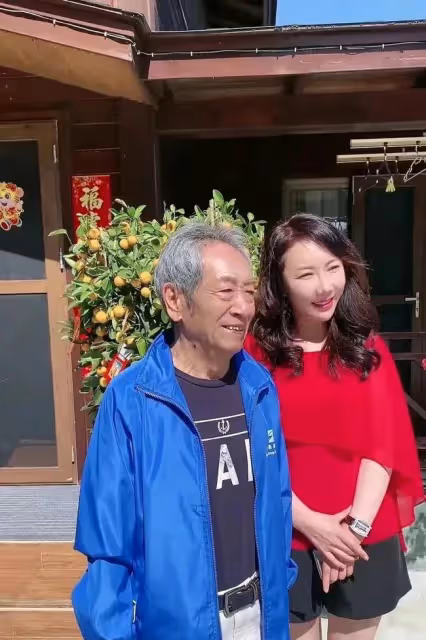 78歲王奎榮罕露面,白髮蒼蒼老年斑明顯,與38歲嬌妻同框似父女
