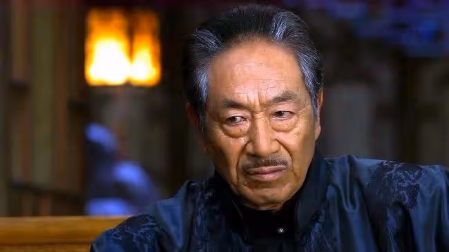78歲王奎榮罕露面,白髮蒼蒼老年斑明顯,與38歲嬌妻同框似父女