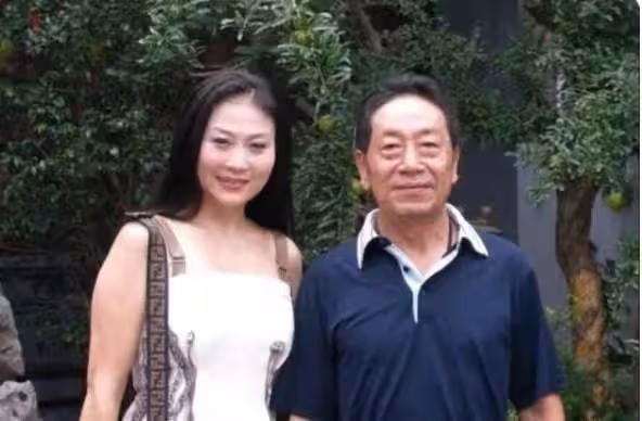 78歲王奎榮罕露面,白髮蒼蒼老年斑明顯,與38歲嬌妻同框似父女