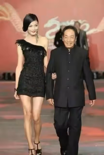 78歲王奎榮罕露面,白髮蒼蒼老年斑明顯,與38歲嬌妻同框似父女
