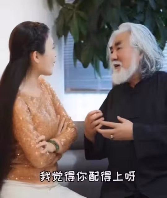 78歲王奎榮罕露面,白髮蒼蒼老年斑明顯,與38歲嬌妻同框似父女