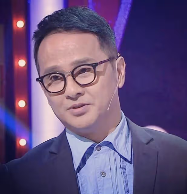 57歲港星做抗疫的士司機,兼職日薪兩千,不懼感染專程接送確診者