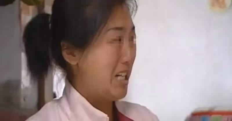 妻子生完二胎沒出月子就離婚，丈夫下跪挽留被拒，妻子：被逼的