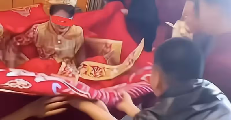 新郎接親被迫喝洗腳水，還遇到前男友來搶親，新娘不說話也不阻止