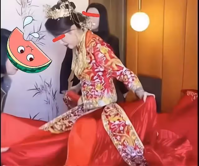 新郎接親被迫喝洗腳水,還遇到前男友來搶親,新娘不說話也不阻止