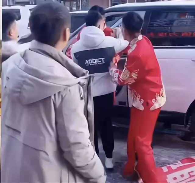新郎接親被迫喝洗腳水,還遇到前男友來搶親,新娘不說話也不阻止