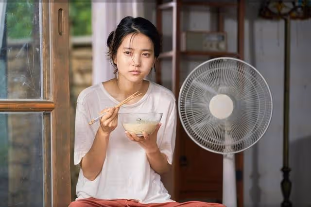 《下女的誘惑》橫掃各大獎!金泰梨與金敏喜多場性愛裸體