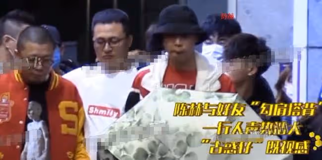 陳赫一家出行排場大,下雨天讓專人撐傘,妻女坐百萬豪車保姆跟隨