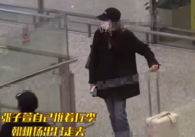 陳赫一家出行排場大,下雨天讓專人撐傘,妻女坐百萬豪車保姆跟隨