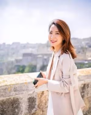 陳赫一家出行排場大,下雨天讓專人撐傘,妻女坐百萬豪車保姆跟隨