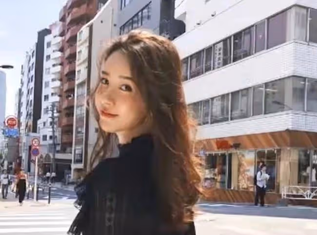 陳赫一家出行排場大,下雨天讓專人撐傘,妻女坐百萬豪車保姆跟隨