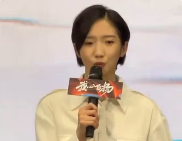 孟美岐被曝當小三後復出!眼神閃躲緊攥話筒,預售票房40萬太慘澹