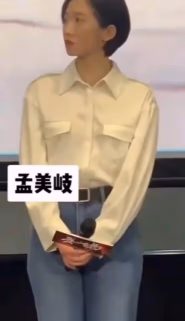 孟美岐被曝當小三後復出!眼神閃躲緊攥話筒,預售票房40萬太慘澹