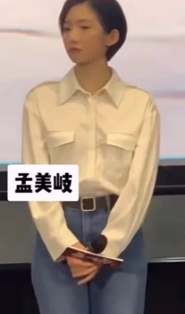孟美岐被曝當小三後復出!眼神閃躲緊攥話筒,預售票房40萬太慘澹