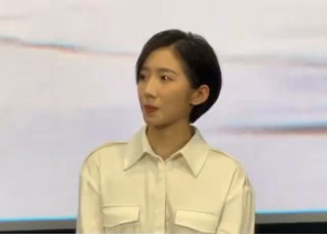孟美岐被曝當小三後復出!眼神閃躲緊攥話筒,預售票房40萬太慘澹