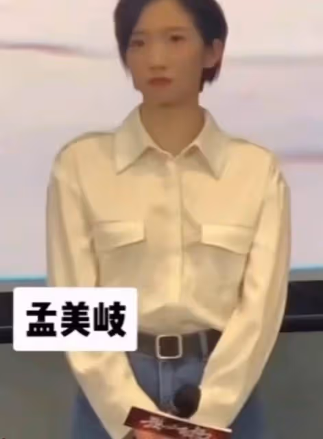 孟美岐被曝當小三後復出!眼神閃躲緊攥話筒,預售票房40萬太慘澹