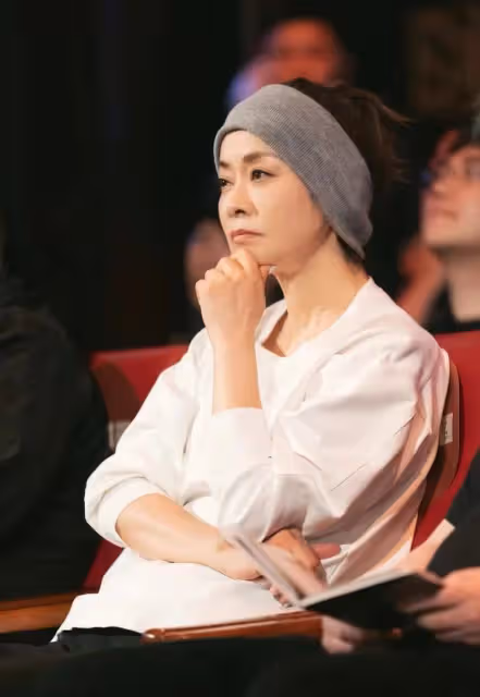 58歲毛阿敏喪夫後首次亮相!身形消瘦眼泛淚光,與友喝酒動作豪邁