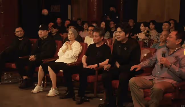 58歲毛阿敏喪夫後首次亮相!身形消瘦眼泛淚光,與友喝酒動作豪邁