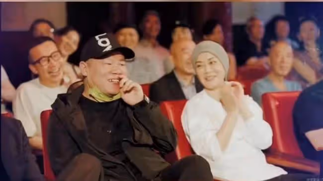 58歲毛阿敏喪夫後首次亮相!身形消瘦眼泛淚光,與友喝酒動作豪邁