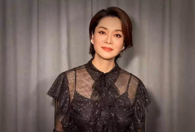 58歲毛阿敏喪夫後首次亮相!身形消瘦眼泛淚光,與友喝酒動作豪邁
