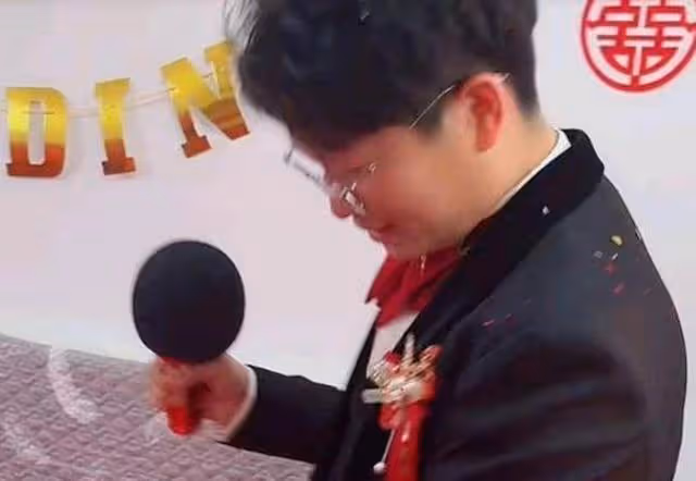 田靜弟弟辦大婚，老杜粉絲卻放哀樂，杜粉舉報姚爸沒做核酸遭打臉