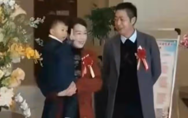 田靜弟弟辦大婚，老杜粉絲卻放哀樂，杜粉舉報姚爸沒做核酸遭打臉