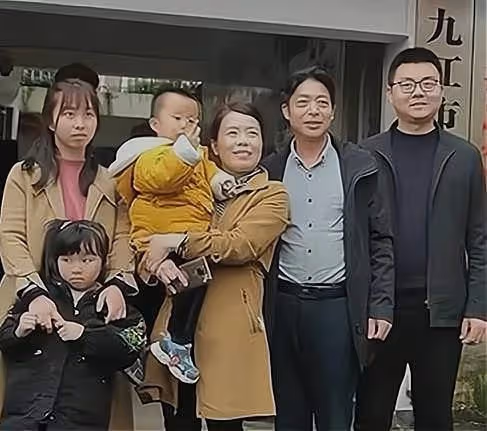 田靜直播帶貨人氣旺!卡點送祝福,誠意滿滿