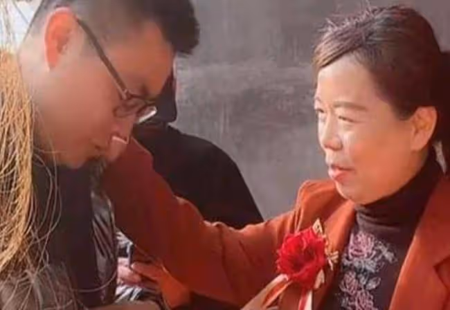 田靜弟弟辦大婚，老杜粉絲卻放哀樂，杜粉舉報姚爸沒做核酸遭打臉