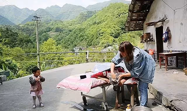 比血緣還親!大伯遇難終生臥床「弟媳留守照顧12年」 全家感動「沒有她活不成」善行傳為佳話