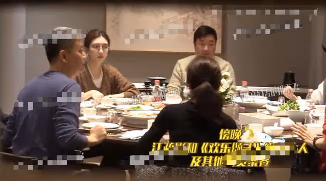 歡樂頌3劇組聚餐，江疏影白酒一口悶，座位遠離「新五美」引爭議