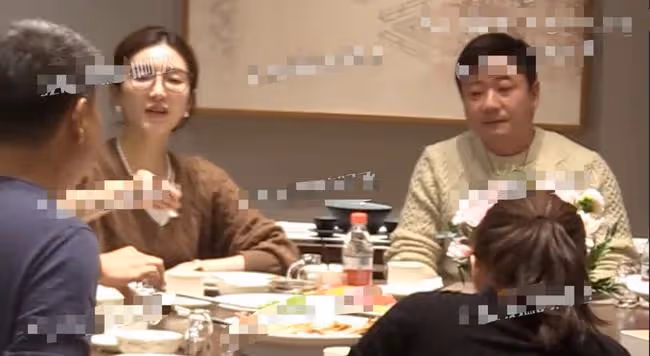 歡樂頌3劇組聚餐，江疏影白酒一口悶，座位遠離「新五美」引爭議