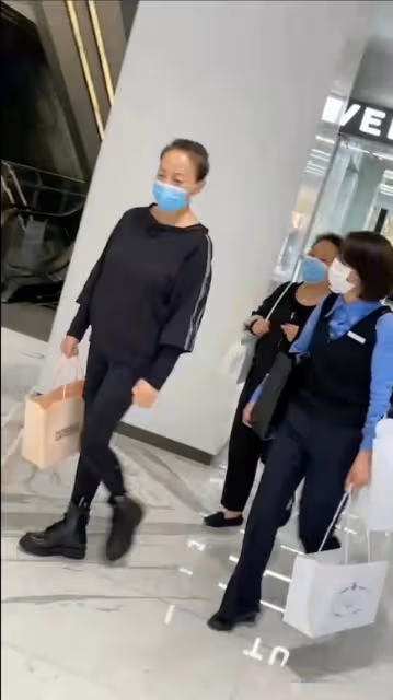 遭前夫暗諷後宋丹丹近況曝光，扎小辮公園遛彎，健步如飛姿勢霸氣