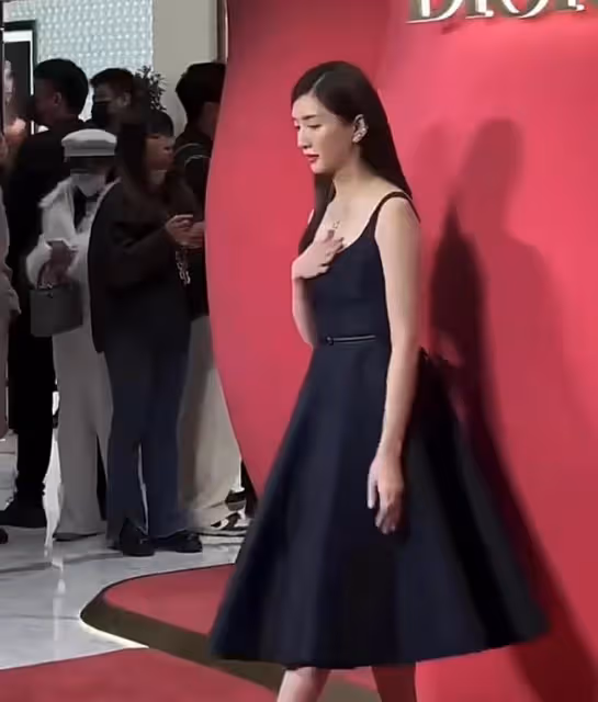 眾女星參加品牌活動：楊采鈺秀曼妙身材，江疏影滿身是鑽顯富貴