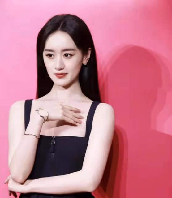 眾女星參加品牌活動：楊采鈺秀曼妙身材，江疏影滿身是鑽顯富貴